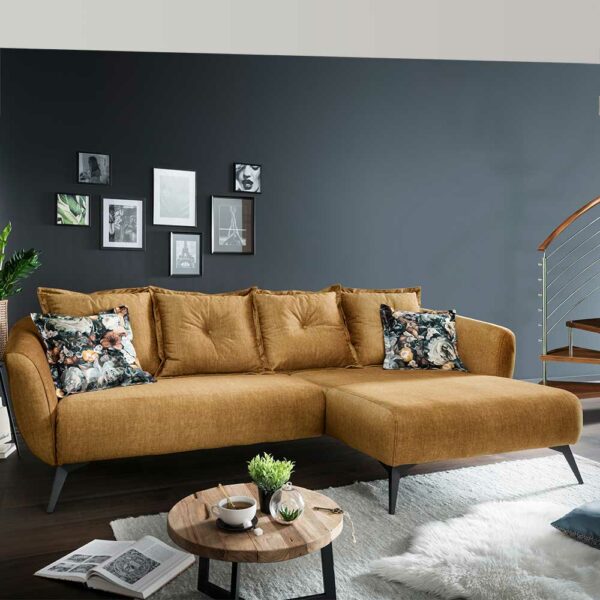 L Sofa mit Kissen in Ockergelb und Schwarz Microvelours und Metall